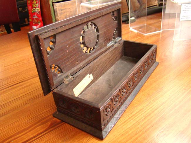 A 19th century Renaissance 'style' carved box featuring a bust of Christopher Columbus — image 4